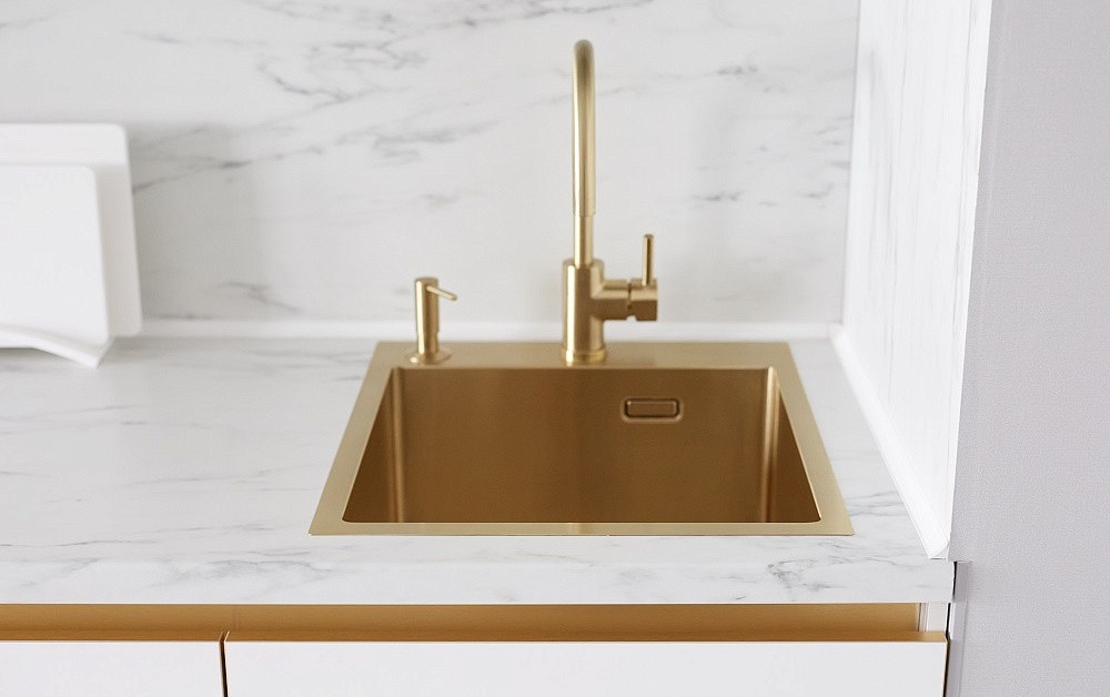 Белоснежная кухня с золотой фурнитурой