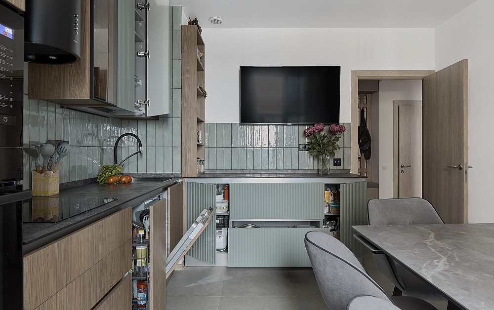 Шелфейно-древесная кухня с открытым хранением