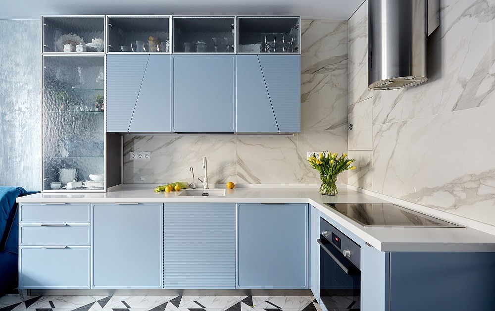 Небесно-голубая кухня с фрезеровкой и диагональными линиями