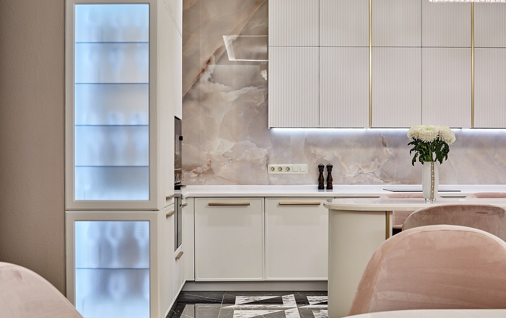 Пудрово-белоснежная П-образная кухня