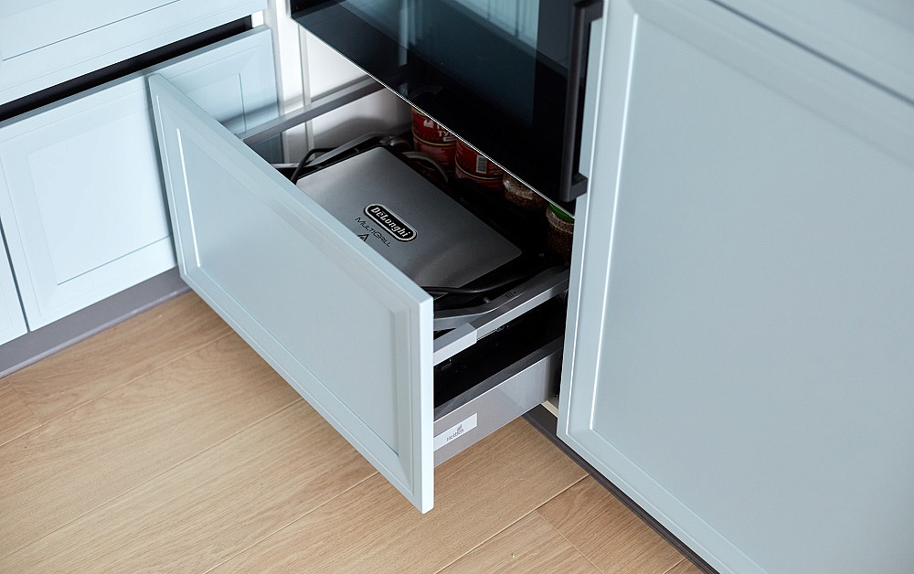 Воздушно-небесная кухня с чёрными акцентами