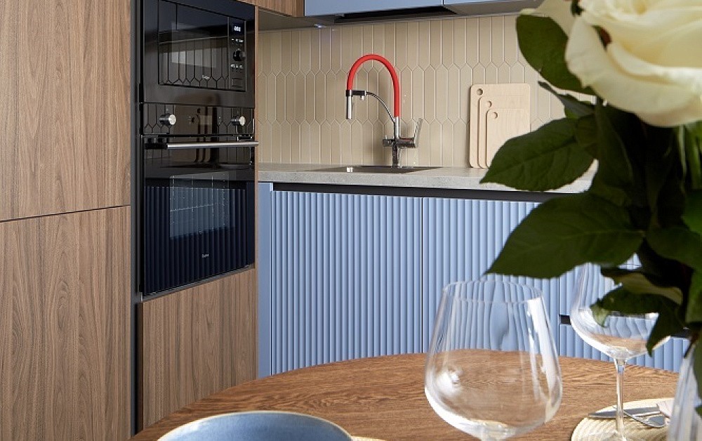 Природная кухня с вертикальной фрезеровской на фасадах