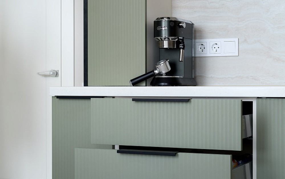 Кухня с фасадами с эффектом плиссировки