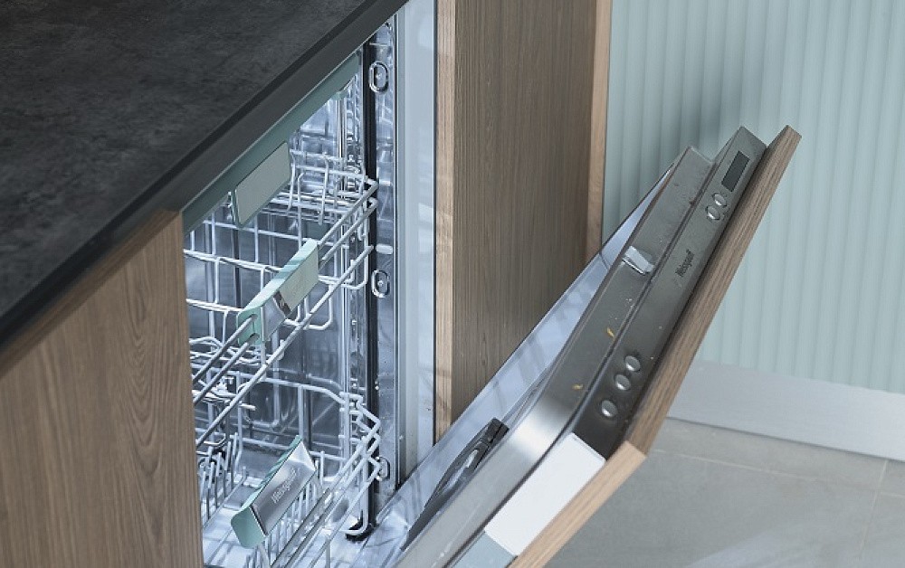 Шелфейно-древесная кухня с открытым хранением