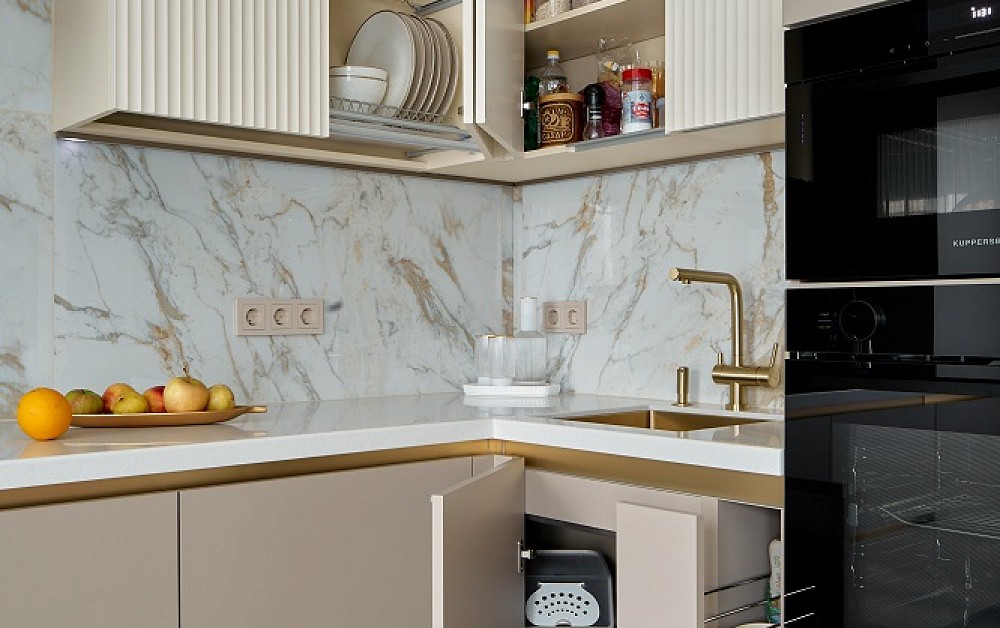 Роскошная песочная кухня с мраморно-золотыми акцентами