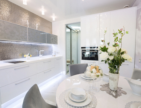 Светлая кухня в Екатеринбурге