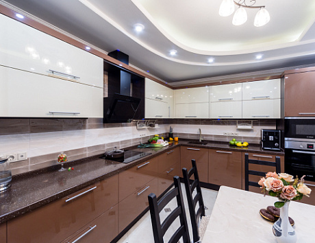 Современный дизайн светлой кухни