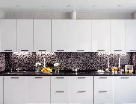 Светлая кухня в Санкт-Петербурге