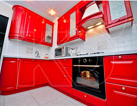Угловые кухни красного цвета