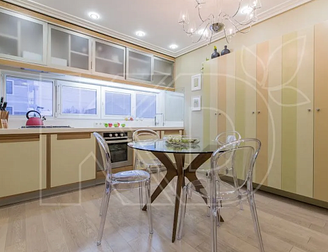 Прямая маленькая кухня