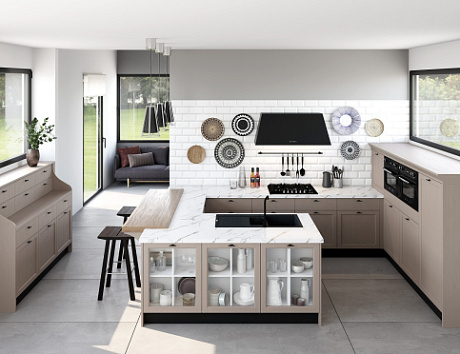 Светлая кухня в Мурманске