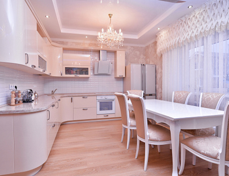 Светлая кухня в Сочи