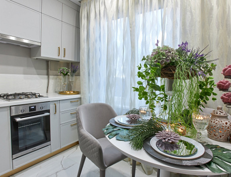 Светлая кухня в Мурманске